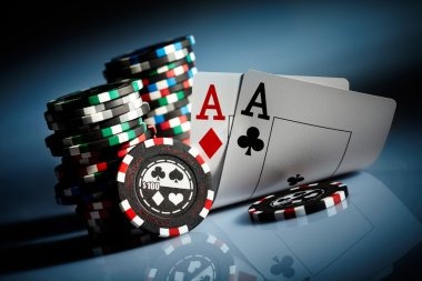 Live dealer spinning the wheel at laso88
